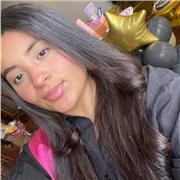 Me defino como una amiga divertida y servicial que está aquí para ayudarte en lo que necesites.